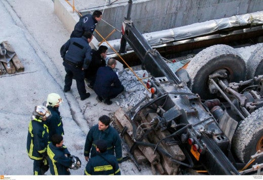 Γερανός έπεσε μέσα στο μετρό της Θεσσαλονίκης! Νεκρός ο χειριστής! [pics, vid]